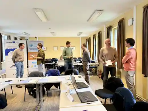 Échanges entre participants et partenaires à Mons