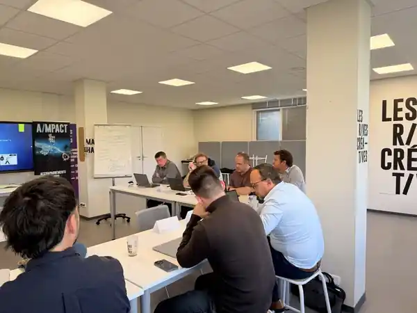 Chefs d'entreprise en atelier de réflexion stratégique à Valenciennes